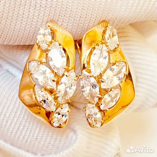 Золотые серьги с камнем