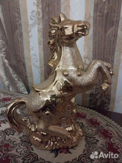 Статуэтка конь и петух в золотом
