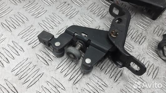 Петля двери сдвижной правой opel combo C (HBE10RK0