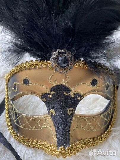 Маскарадная маска с перьями