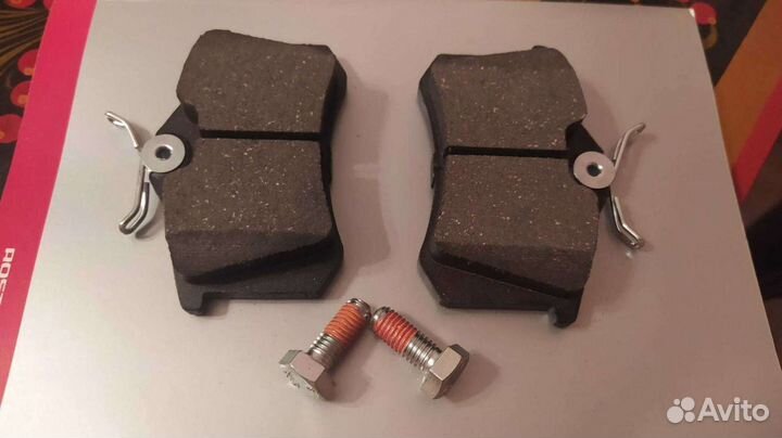 Задние тормозные колодки 05P 634