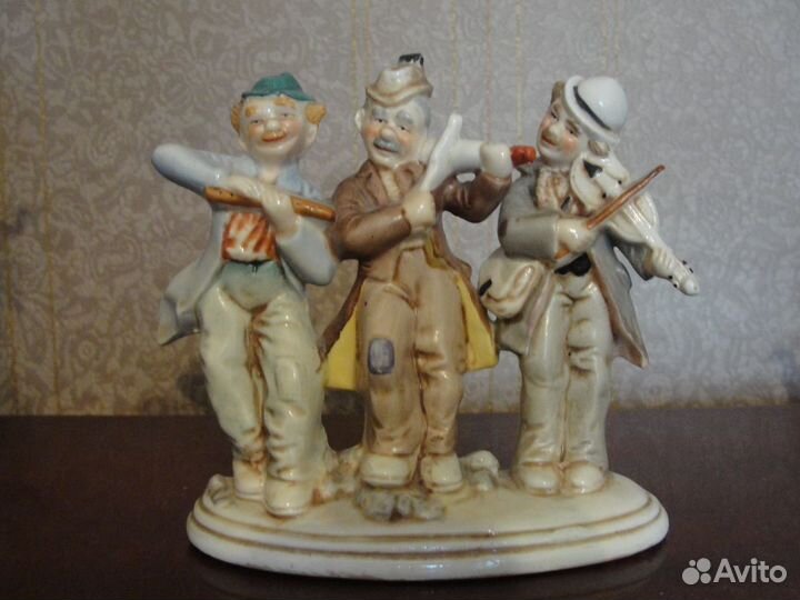 Фарфоровые фигурки Три музыканта и др