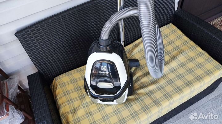 Пылесос Electrolux 2000вт с контейнером для пыли
