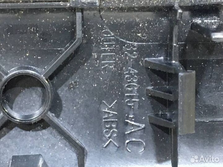 Б/У Накладка ручки багажника внутренней#003