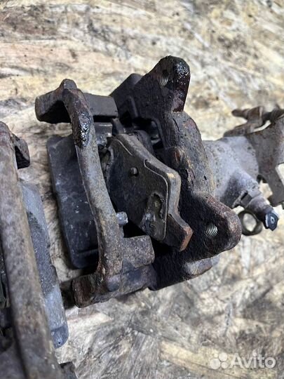 Суппорт задний левый правый Geely ec7 Emgrand