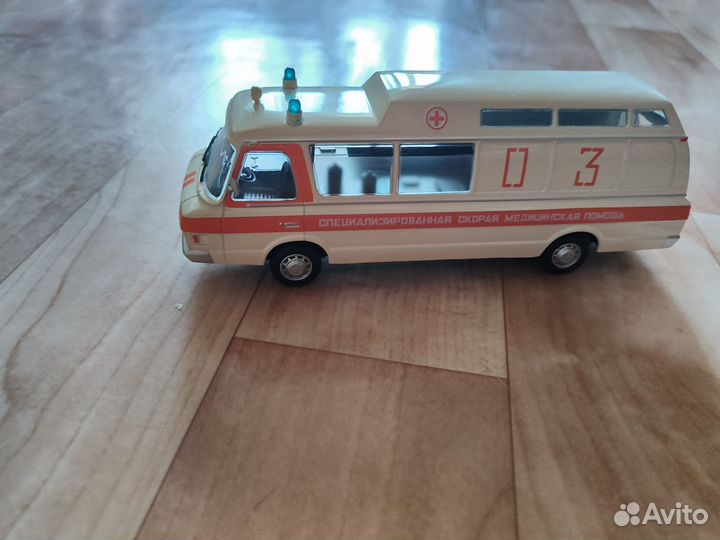 Модель ЗИЛ 118ка медицинская 1:43