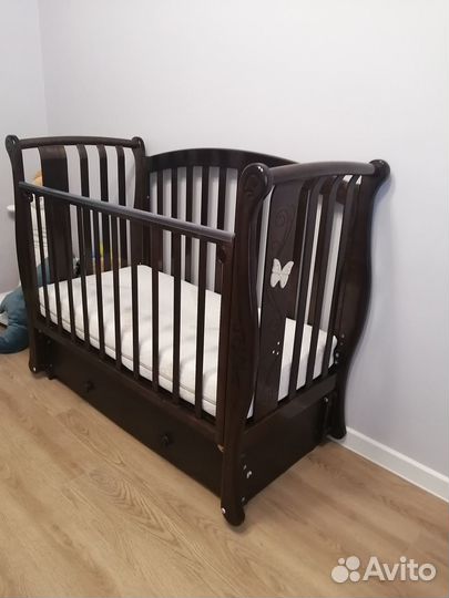 Детская кровать и комод