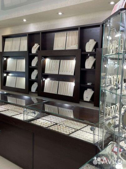 Золотые серьги с бриллиантами и изумрудами