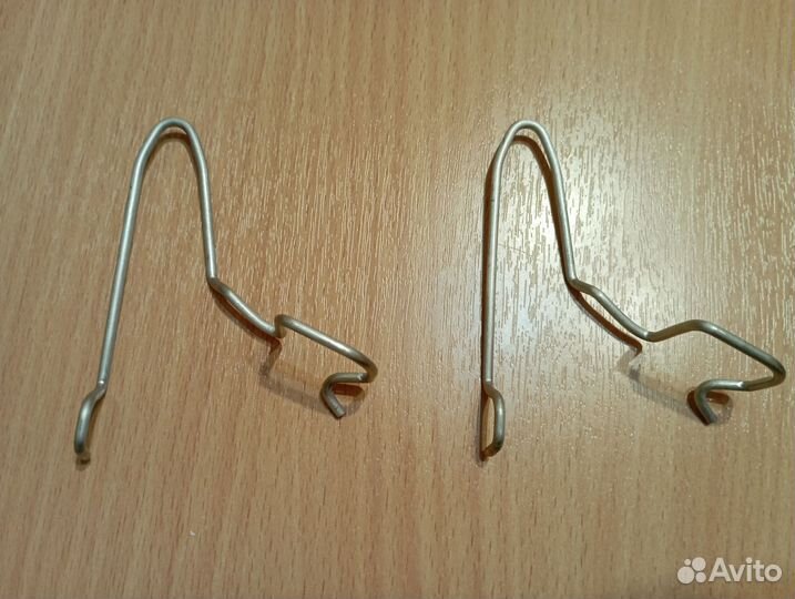 Кронштейн троса, ручного тормоза. VAG 6R0609745