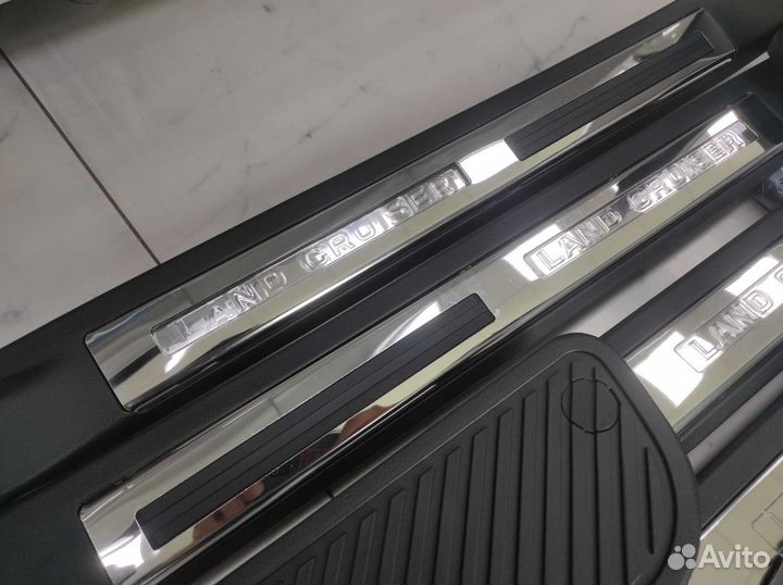 Накладки на пороги с подсветкой Land Cruiser 200