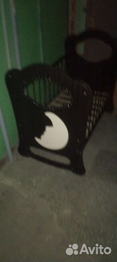 Детская кроватка и комод