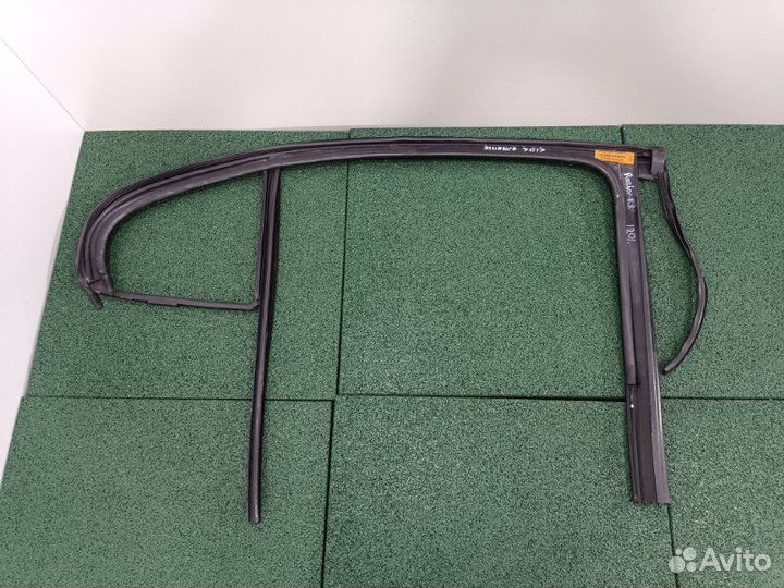 Уплотнитель стекла двери задний левый Renault