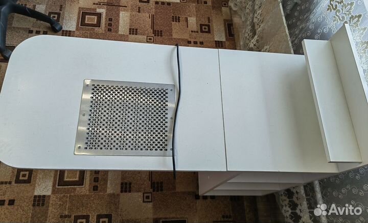 Маникюрный стол с вытяжкой