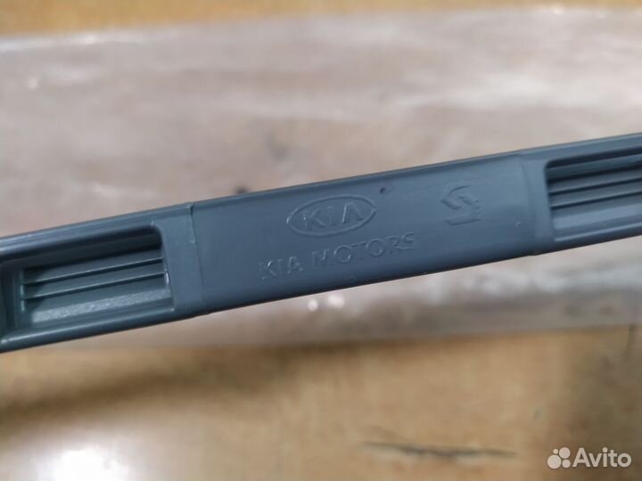Молдинг кронштейн лобового стекла Kia Stinger J5