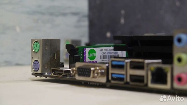 Материнская плата с процессором и памятью