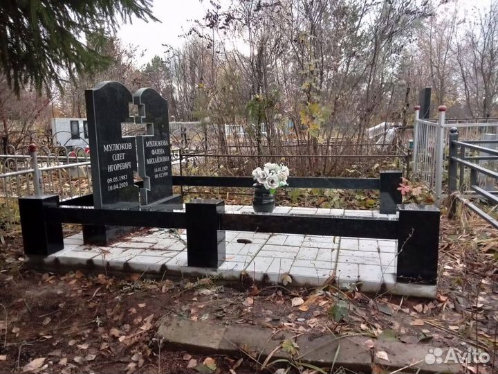 Гранитные памятники и надгробные плиты