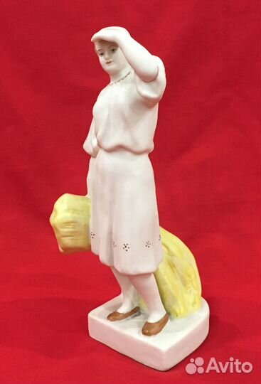 Статуэтка. Бисквит. Колхозница со снопом. СССР