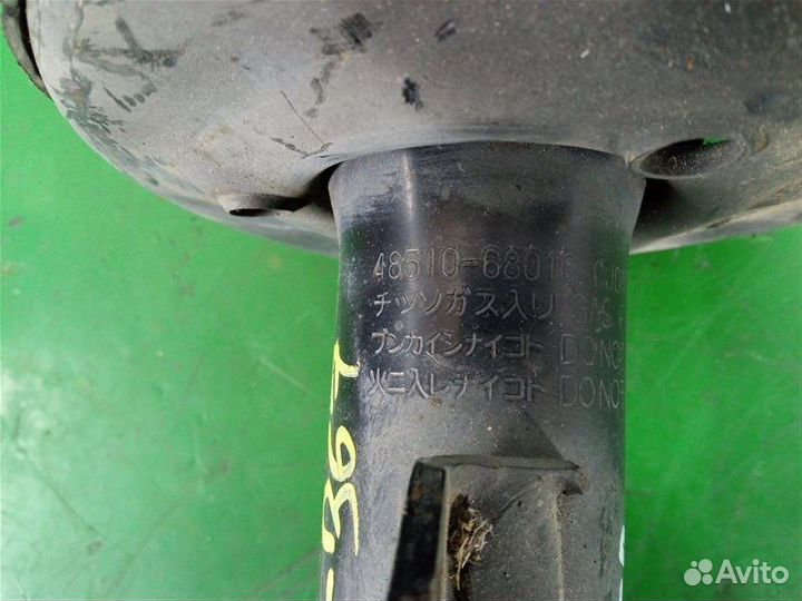 Стойка подвески передняя правая Toyota Wish ZNE10