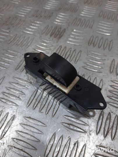 Кнопка стеклоподъемника задняя правая Mitsubishi