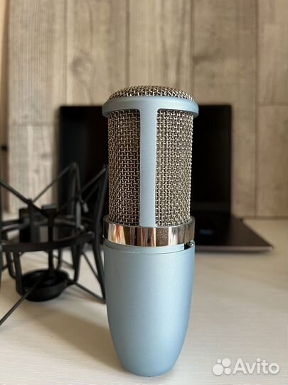 Студийный микрофон akg p420 голубой