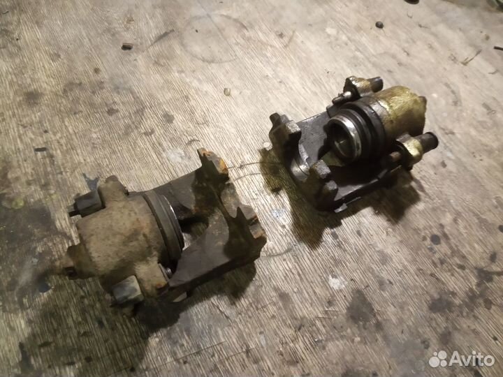 Тормозные суппорта перед Skoda tur Golf 4 Bora