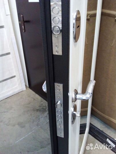 Дверь входная с зеркалом