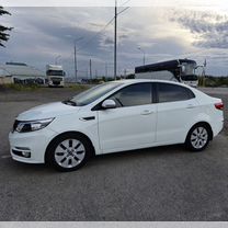 Kia Rio 1.6 AT, 2015, 150 000 км, с пробегом, цена 985 000 руб.