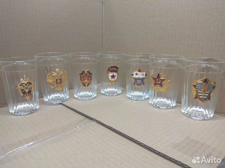 Коллекционные стаканы с металлической эмблемой