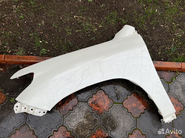 Переднее левое крыло на toyota land cruiser 200