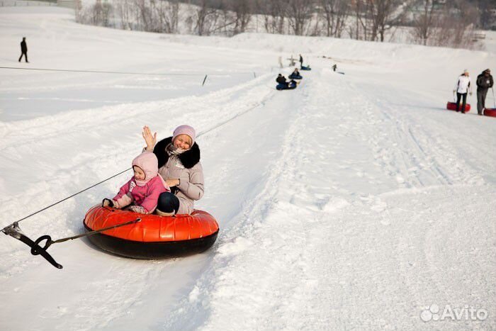 Сотрудник в кафе на горнолыжную базу