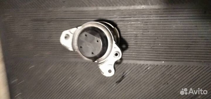 Подушка крепления двигателя правая Mercedes-Benz