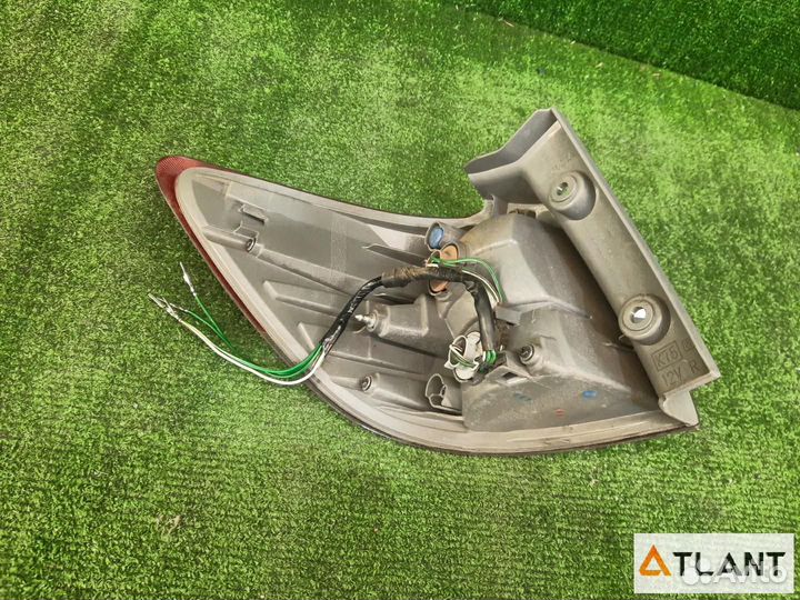 Фонарь задний правый toyota wish