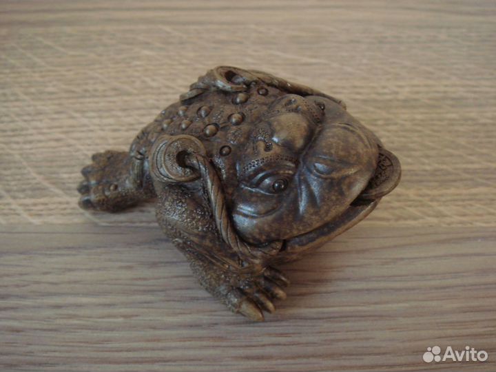 Чайная утварь и статуэтки