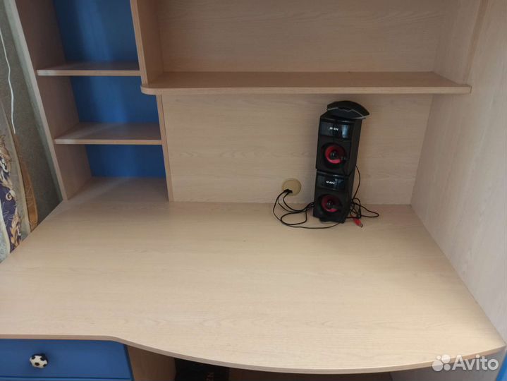 Двухъярусная кровать с лестницей