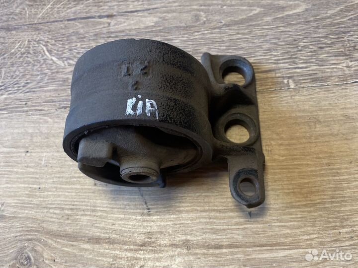 Опора двигателя правая Kia carens