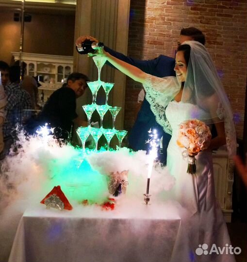 Пирамида из бокалов шампанского