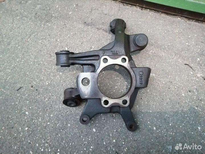 Кулак опорный задний левый Nissan Skyline 34