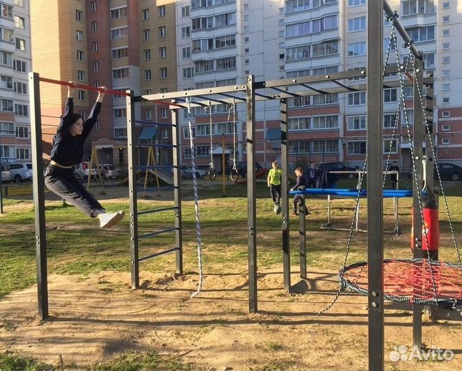 Уличный спорткомплекс с качелью
