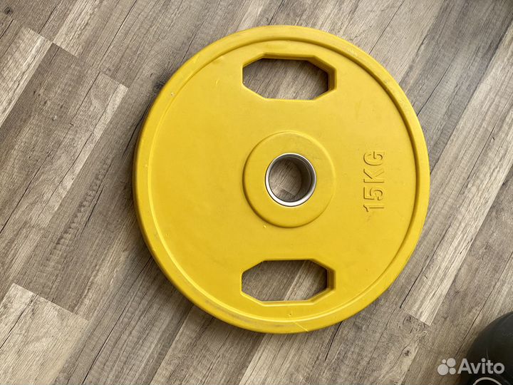 Блин для штанги 15 кг с хватами обрезиненный