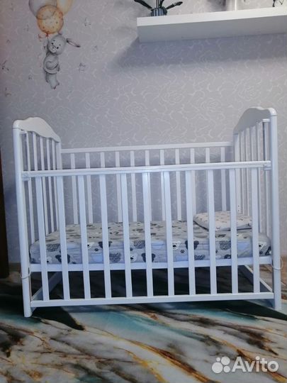 Детская кроватка с маятником