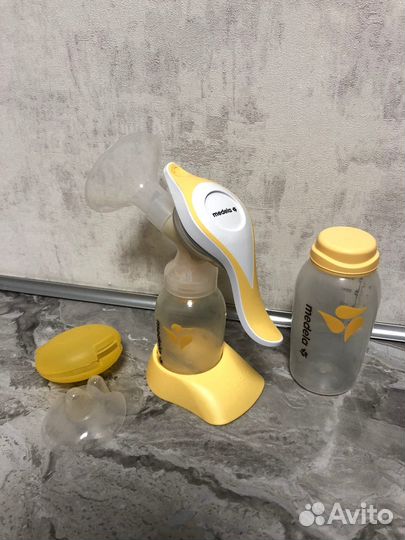 Ручной молокоотсос, накладки для кормления Medela