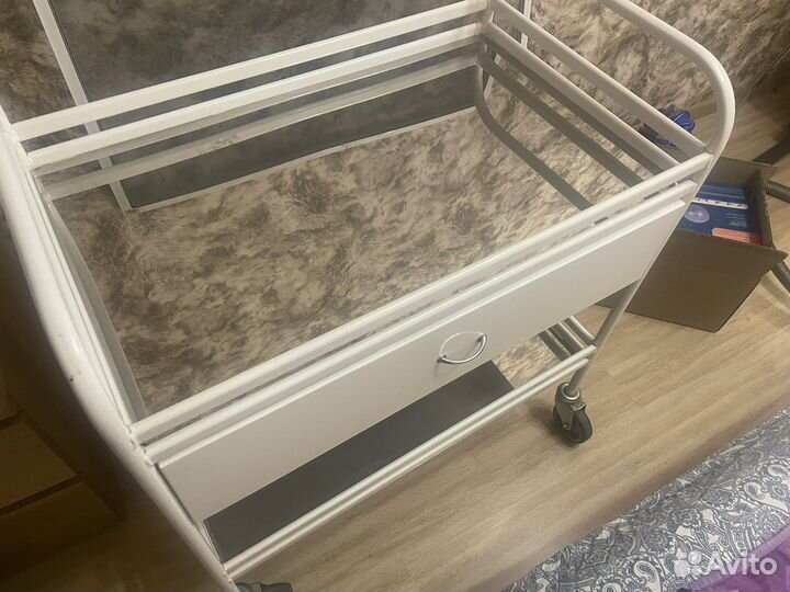 Манипуляционный стол (косметологическая тележка)