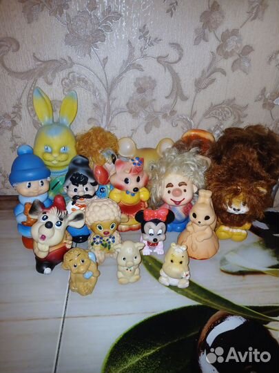 Игрушки СССР: девочка-красная шапочка и попугай