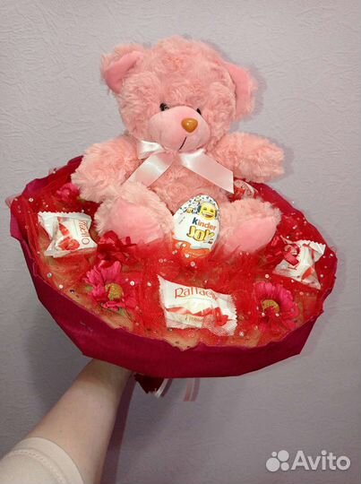 Букет с мягкими игрушками и конфетами
