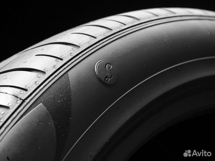 Pirelli P Zero PZ4 285/40 R22 и 325/35 R22