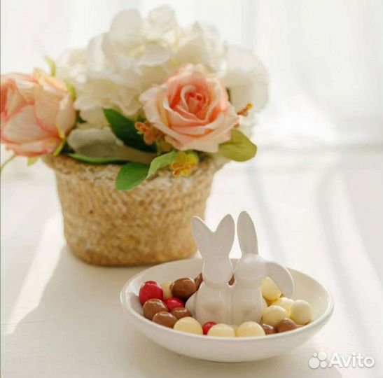 Конфетница с кроликами