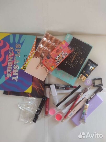Косметика:карандаши, помады, тени и др