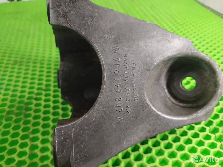 Кронштейн двигателя левый L