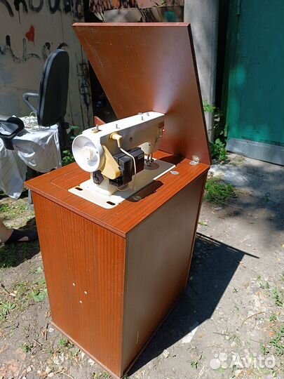 Швейная машина чайка 142м