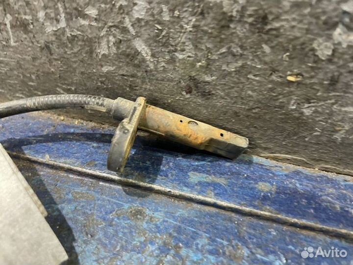 Датчик ABS передний левый Nissan Leaf ZE0